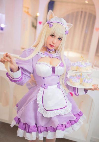 恐龙星的比基尼女孩